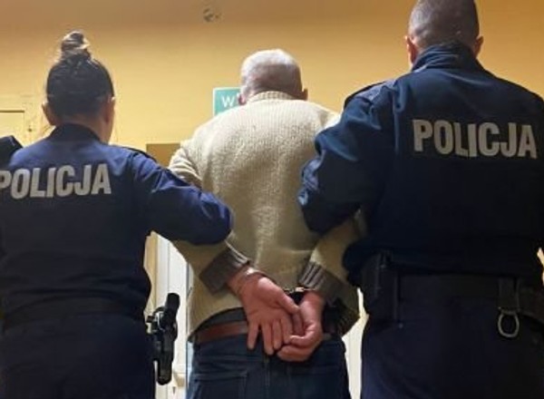 60-latek uciekał przed policją. Staranował auto z dzieckiem w środku
