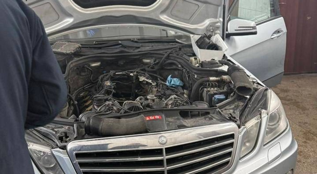 Pod maską Mercedesa W212 ktoś zbudował wymyślny schowek