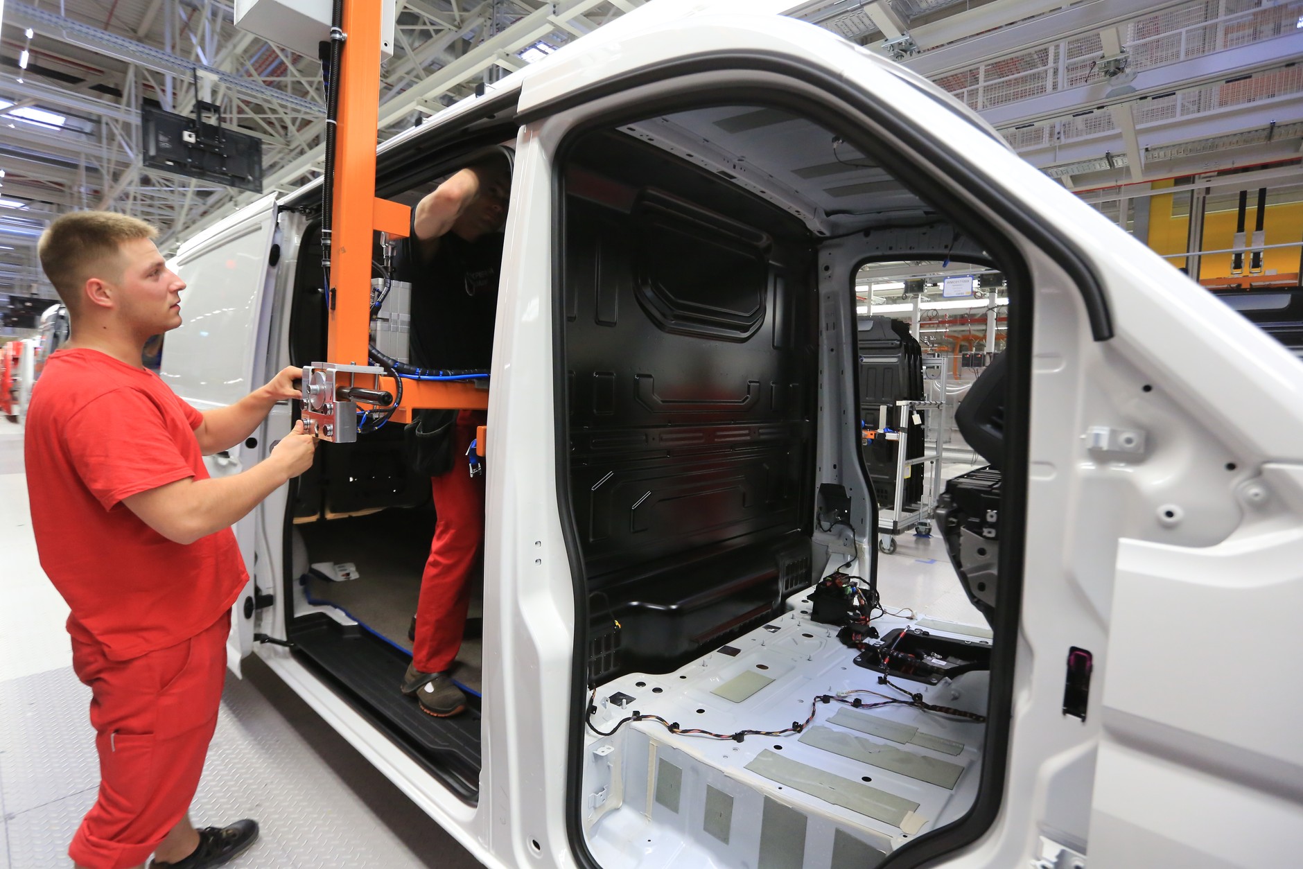 Fabryka Volkswagena we Wrześni: etapy produkcji Craftera na montażu