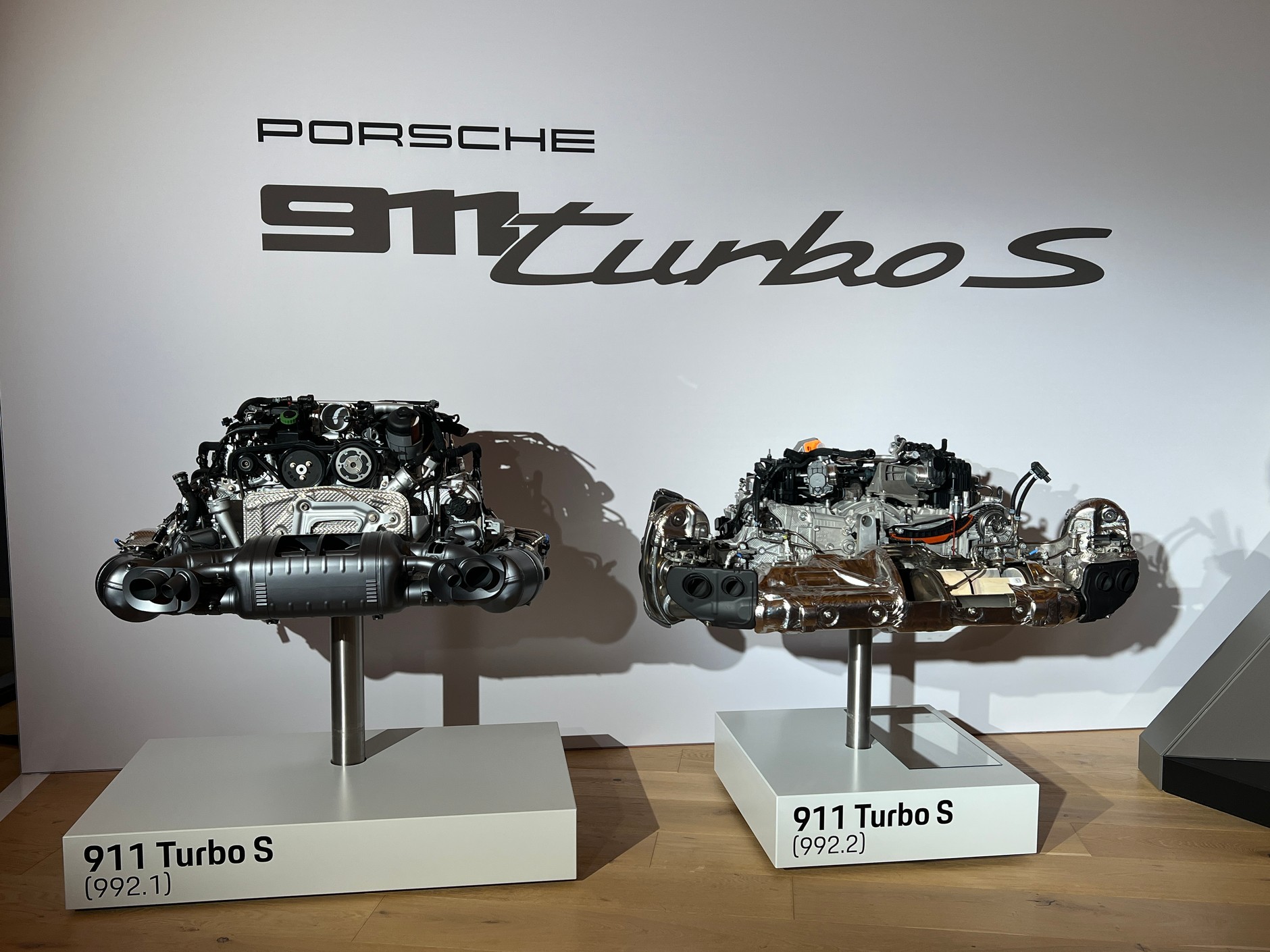 Porównanie silników z Porsche 911 Turbo S 992.1 i 992.2