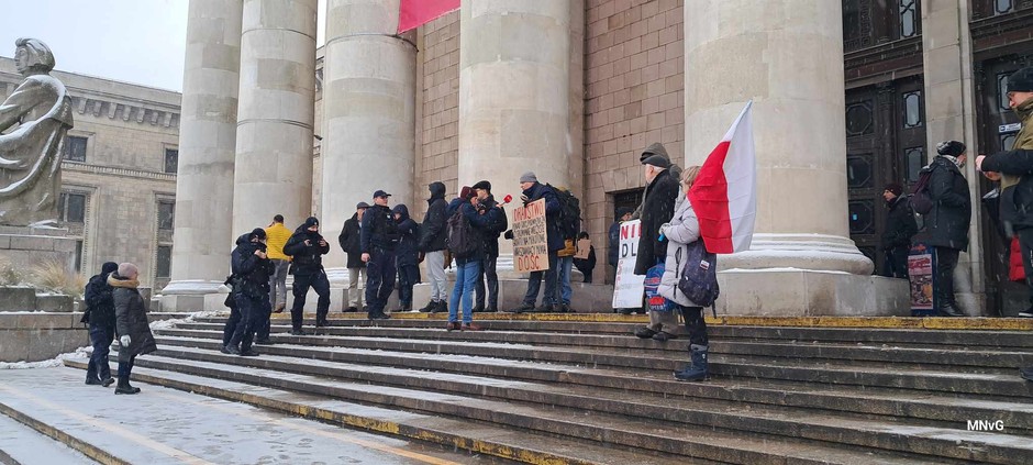 Protesty przed sesją Rady Warszawy w sprawie SCT