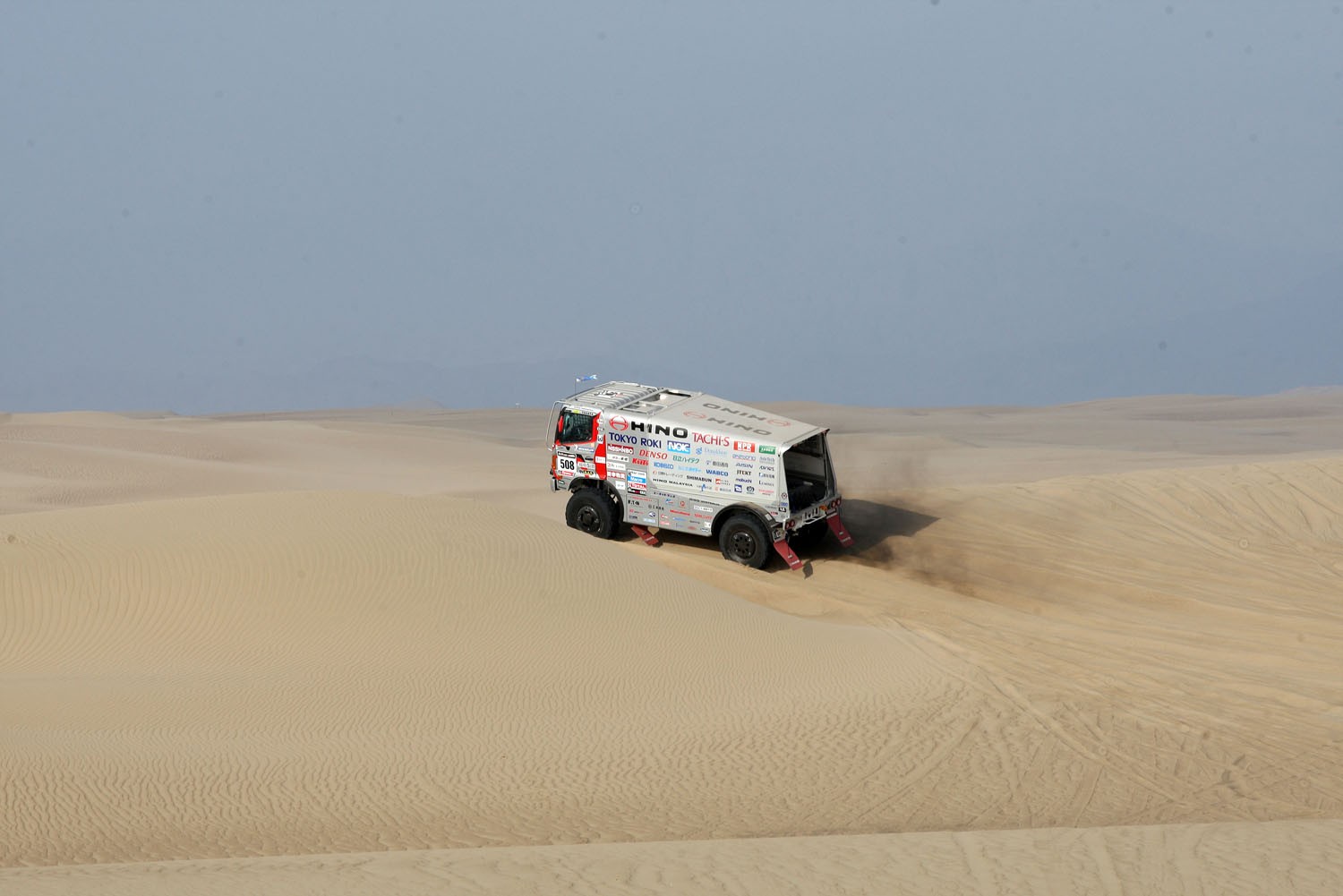 Dakar 2013: Hołowczyc zawiedziony, Sainz utknął na wydmach (2. etap, wyniki, galeria)