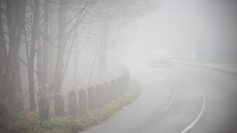 Wyjaśniamy, jak prawidłowo używać świateł przeciwmgłowych