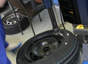 Wulkanizator uszkodził felgę podczas wymiany opon i się nie przyznaje. Co robić?