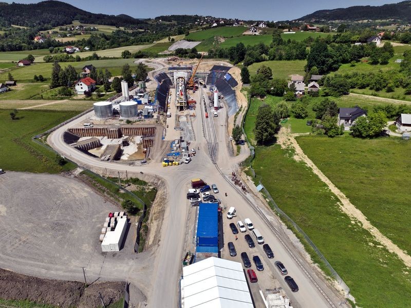Tarcza TBM „Jadwiga” rozpoczęła budowę tunelu kolejowego pod Pisarzową