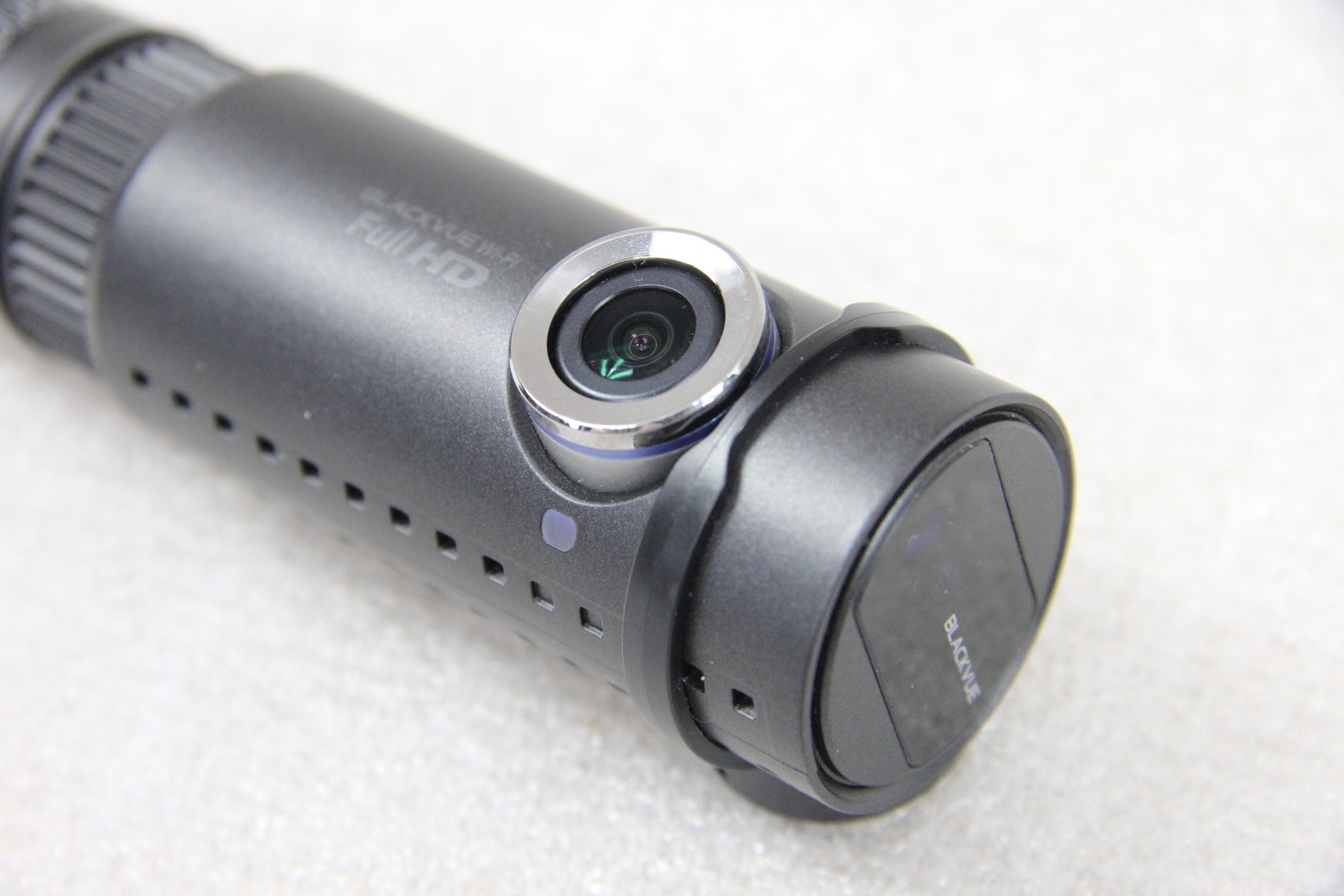 BlackVue DR500GW-HD wyróżnia się cylindryczną obudową. W porównaniu z poprzednikiem poprawiono chłodzenie