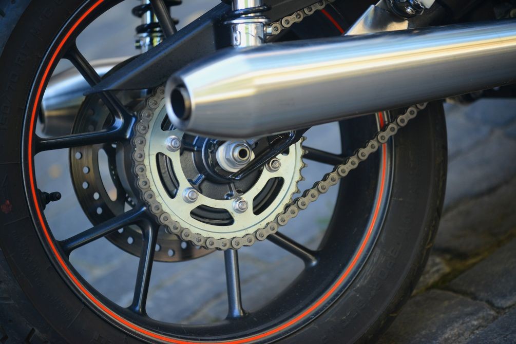 Nietypowe rozwiązanie jak na klasyka: tarcza w tylnym kole i łańcuch z prawej strony