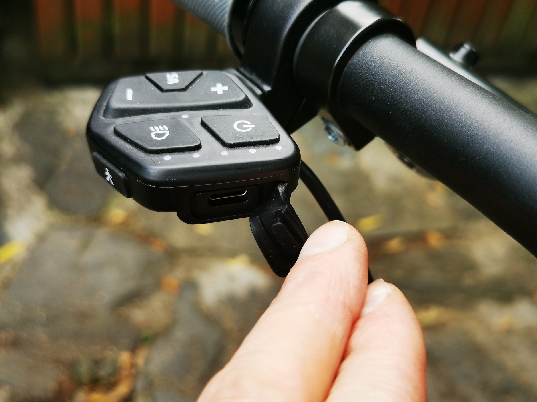 Pilot do sterowania napędem i oświetleniem. Jest też gniazdo USB-C