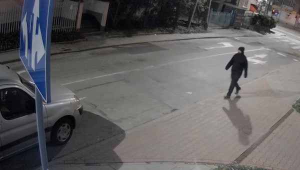 Przebił opony w kilkudziesięciu autach. Poznajesz go? [WIDEO]