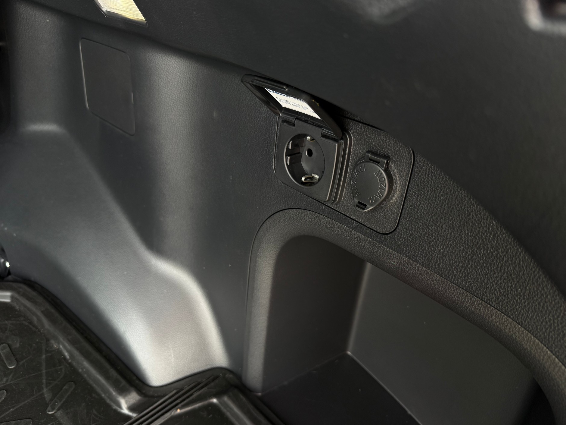 Toyota RAV4 Plug in Hybrid ma w bagażniku gniazdko 230 V