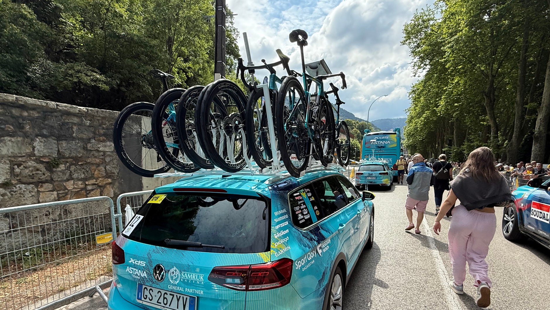 TdF – strefa zawodników i ich ekip przed startem