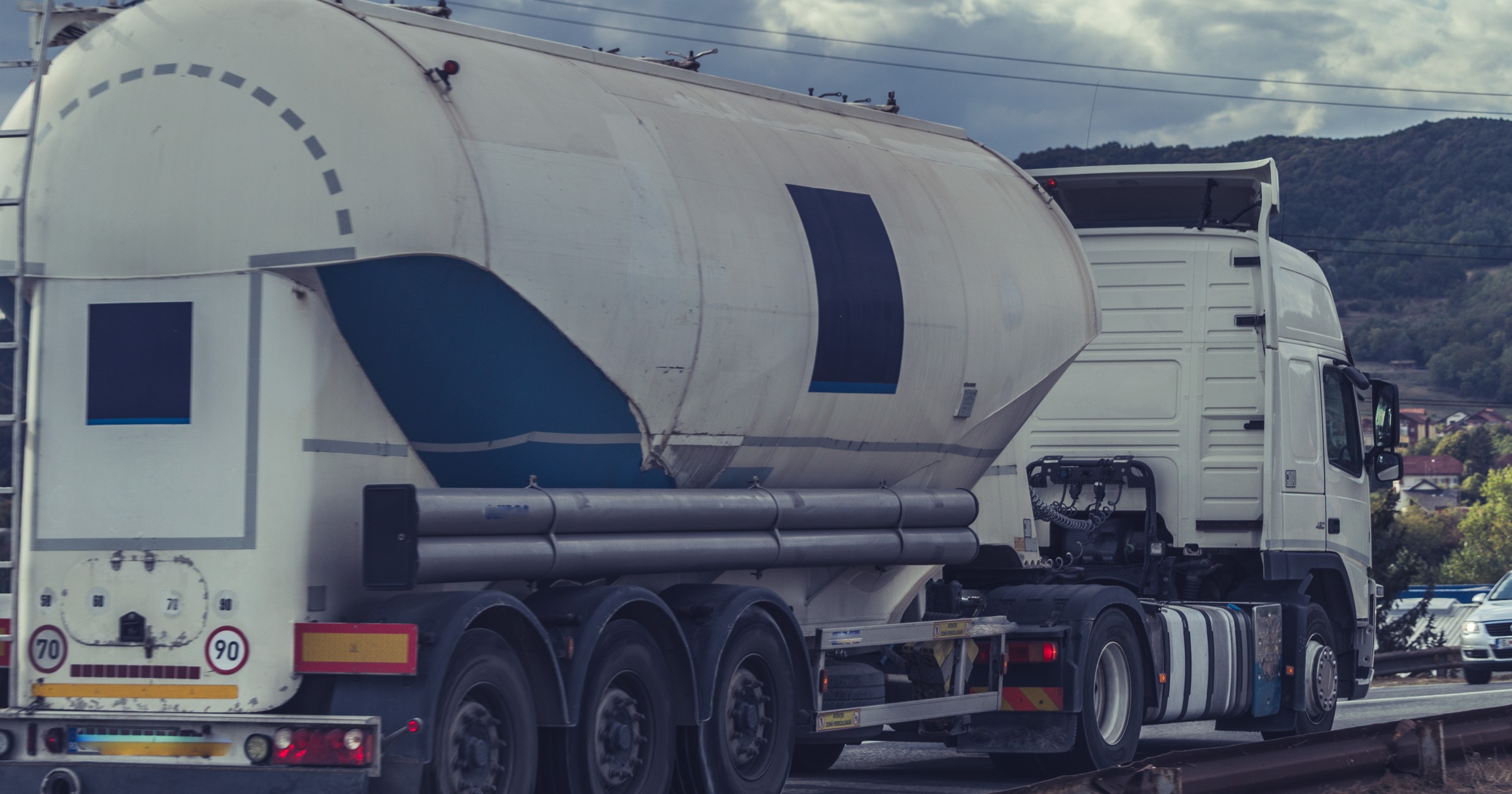 Ciężarówka z naczepą typu silos