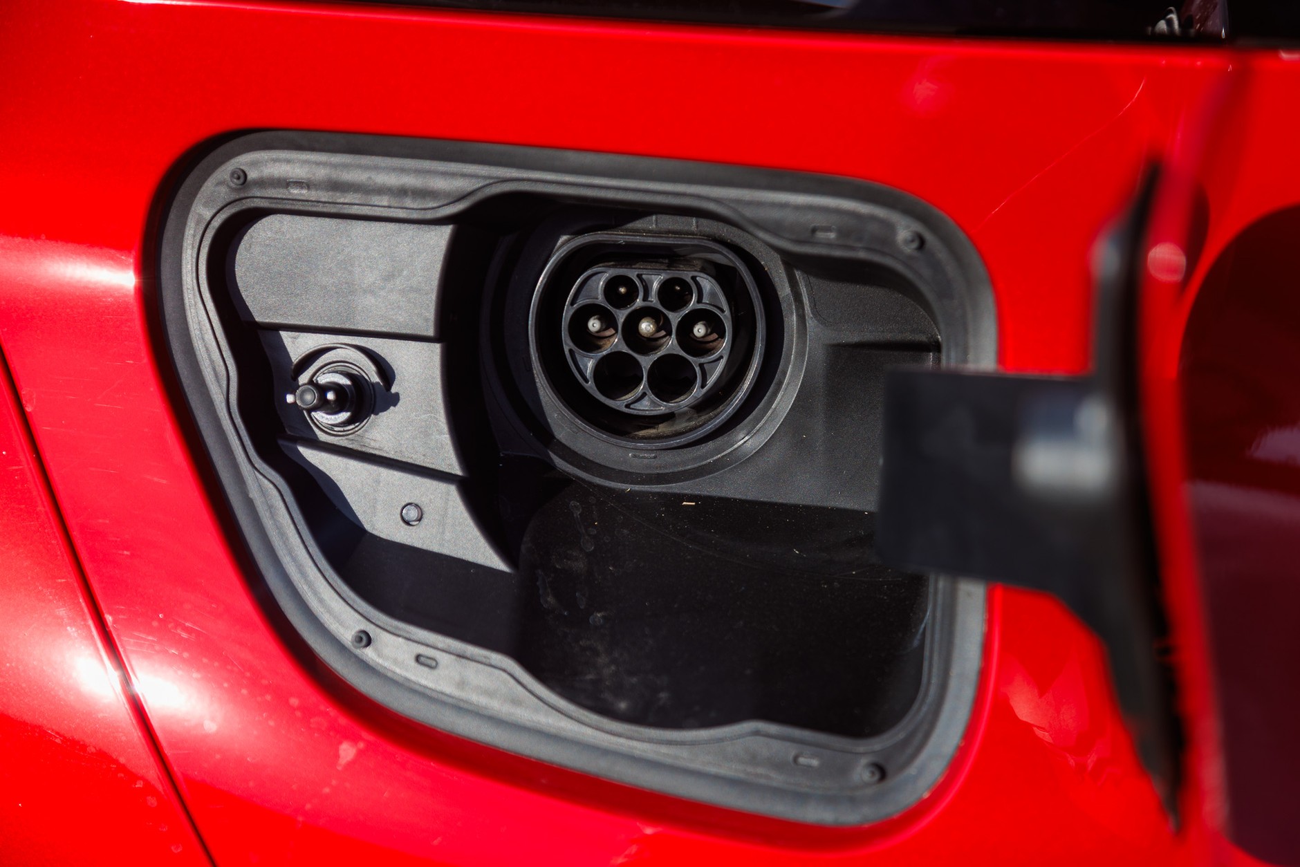 Hybrydy plug-in łączą zalety samochodów spalinowych i elektrycznych