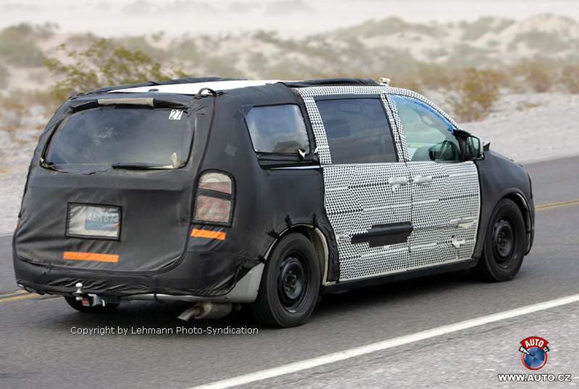 Zdjęcia szpiegowskie: nowy Chrysler Town&amp;Country (Voyager)