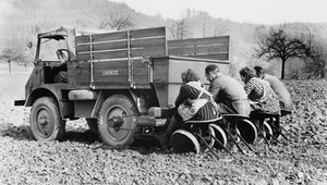 Unimog ma 75 lat. Najdzielniejszy wszędołaz służył do... sadzenia ziemniaków