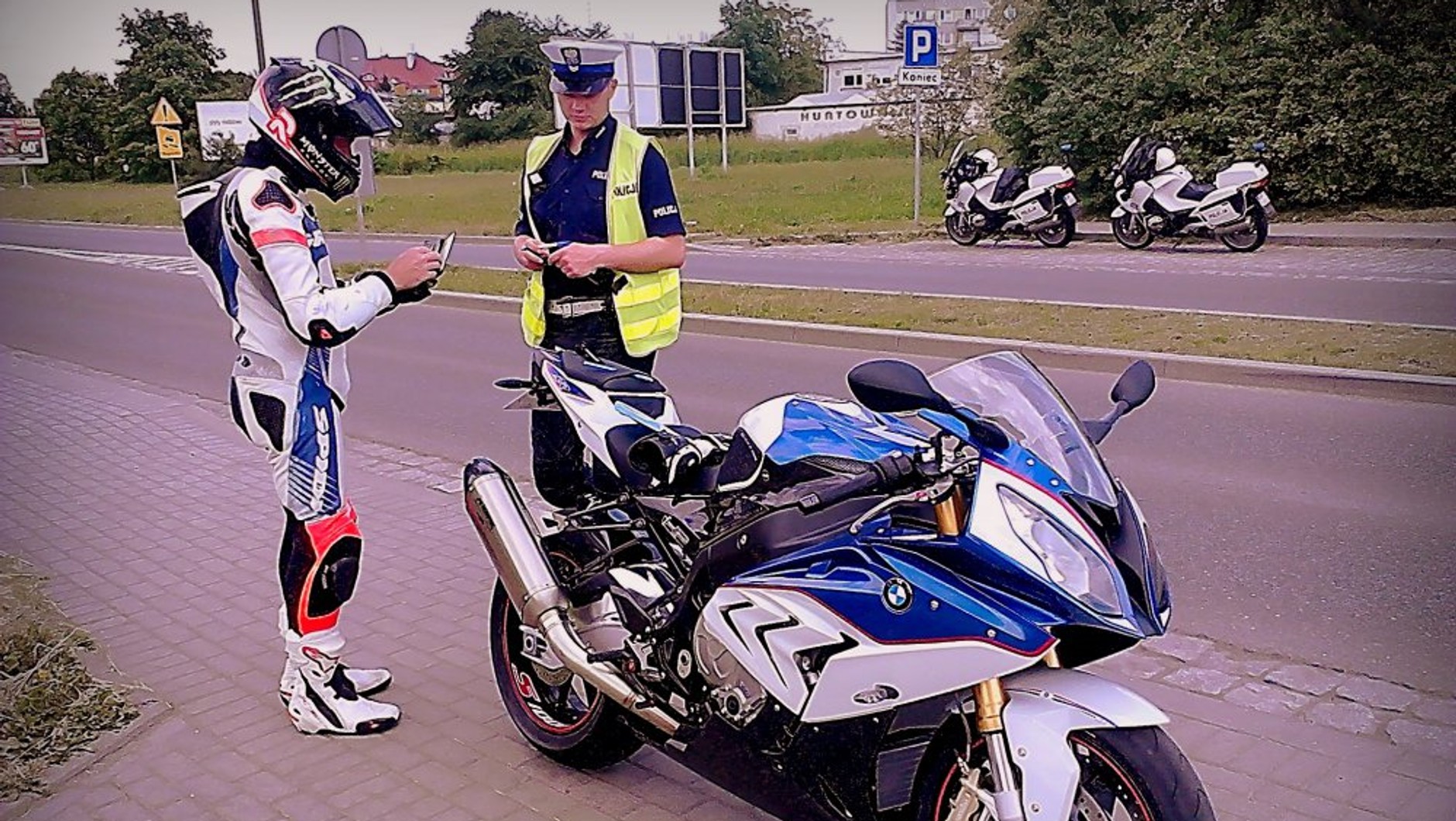Brak fizycznego dokumentu prawa jazdy nie jest równoznaczny z brakiem uprawnień do prowadzenia danego typu pojazdów