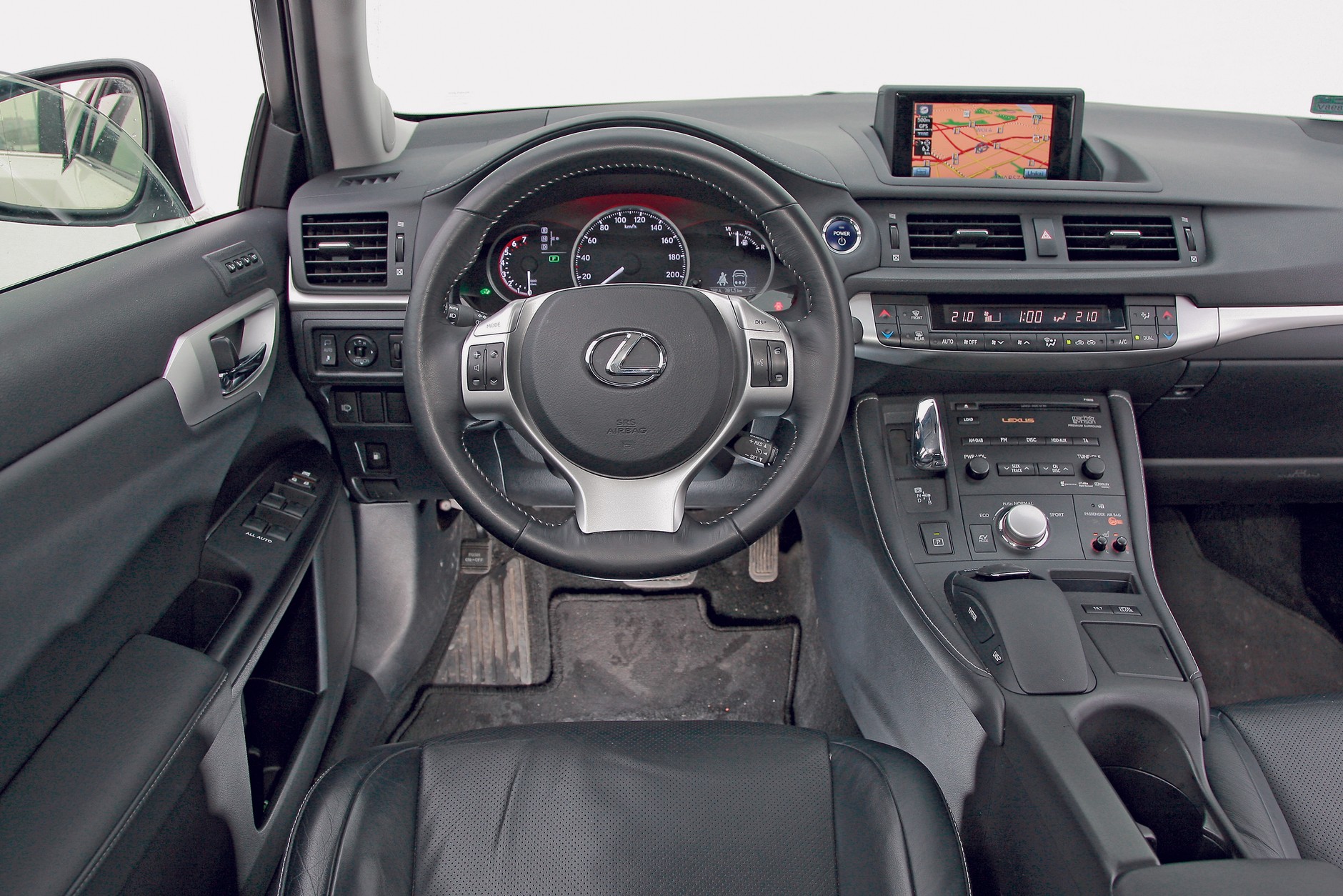 We wnętrzu Lexusa czuć, że to klasa premium.