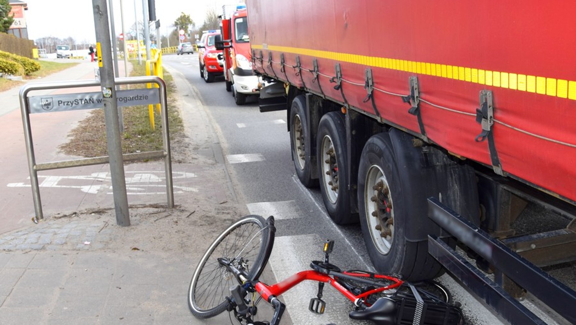 Rower, już bez właścicielki, wjechał pod toczącą się naczepę
