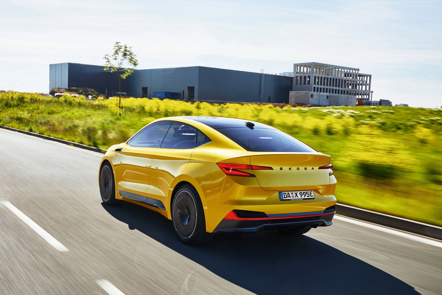 Skoda Vision iV: napis Skoda, rozciągnięty na tylnej klapie, znamy już ze Scali. Zastępuje on klasyczne logo