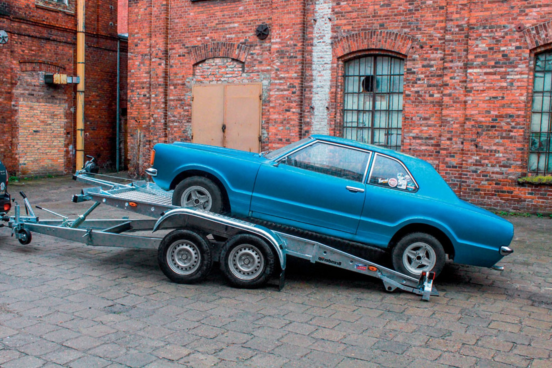 Jak zgodnie z przepisami holować lawetę?