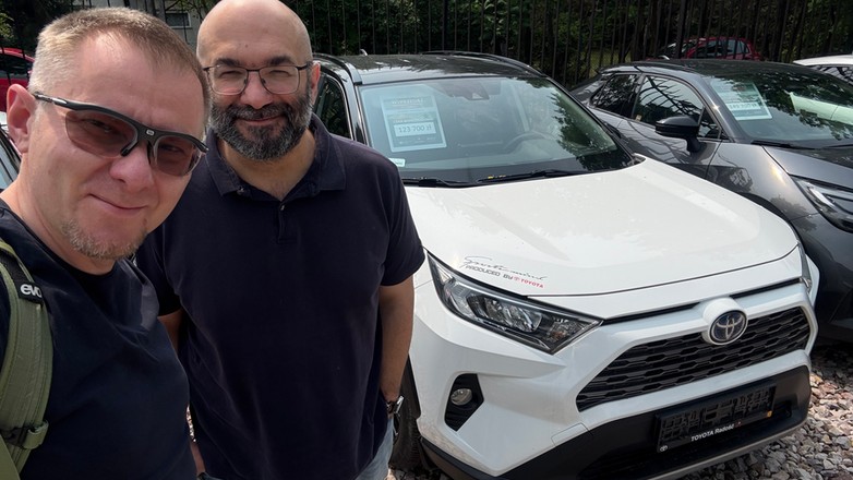 Obejrzeliśmy kilka Toyot RAV4 i jesteśmy wstrząśnięci. Poziom jakości towaru do ceny jest co najmniej zagadkowy