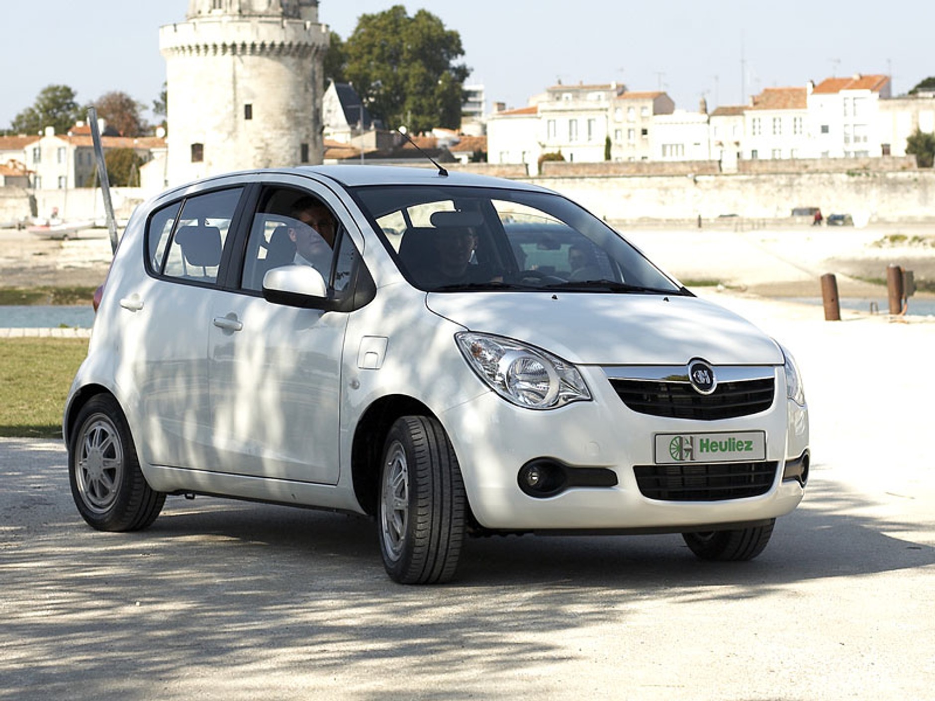 Koncepcyjny Opel Agila z systemem napędu Michelin Active Wheel