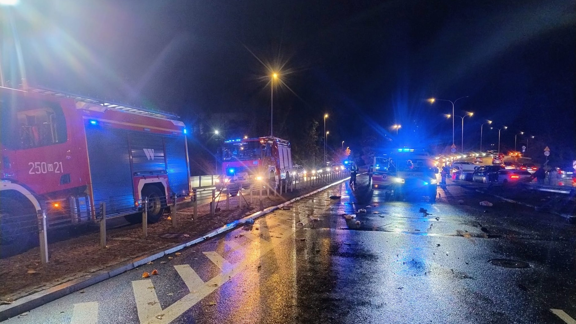 Auto z rosyjskiej ambasady dachowało na warszawskiej Wisłostradzie