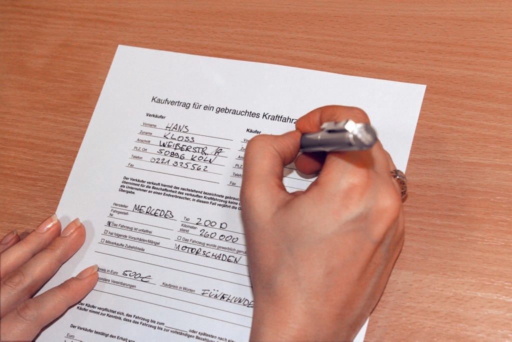 Sprzedaż auta – umowa in blanco to sposób, żeby wpędzić się w poważne tarapaty.