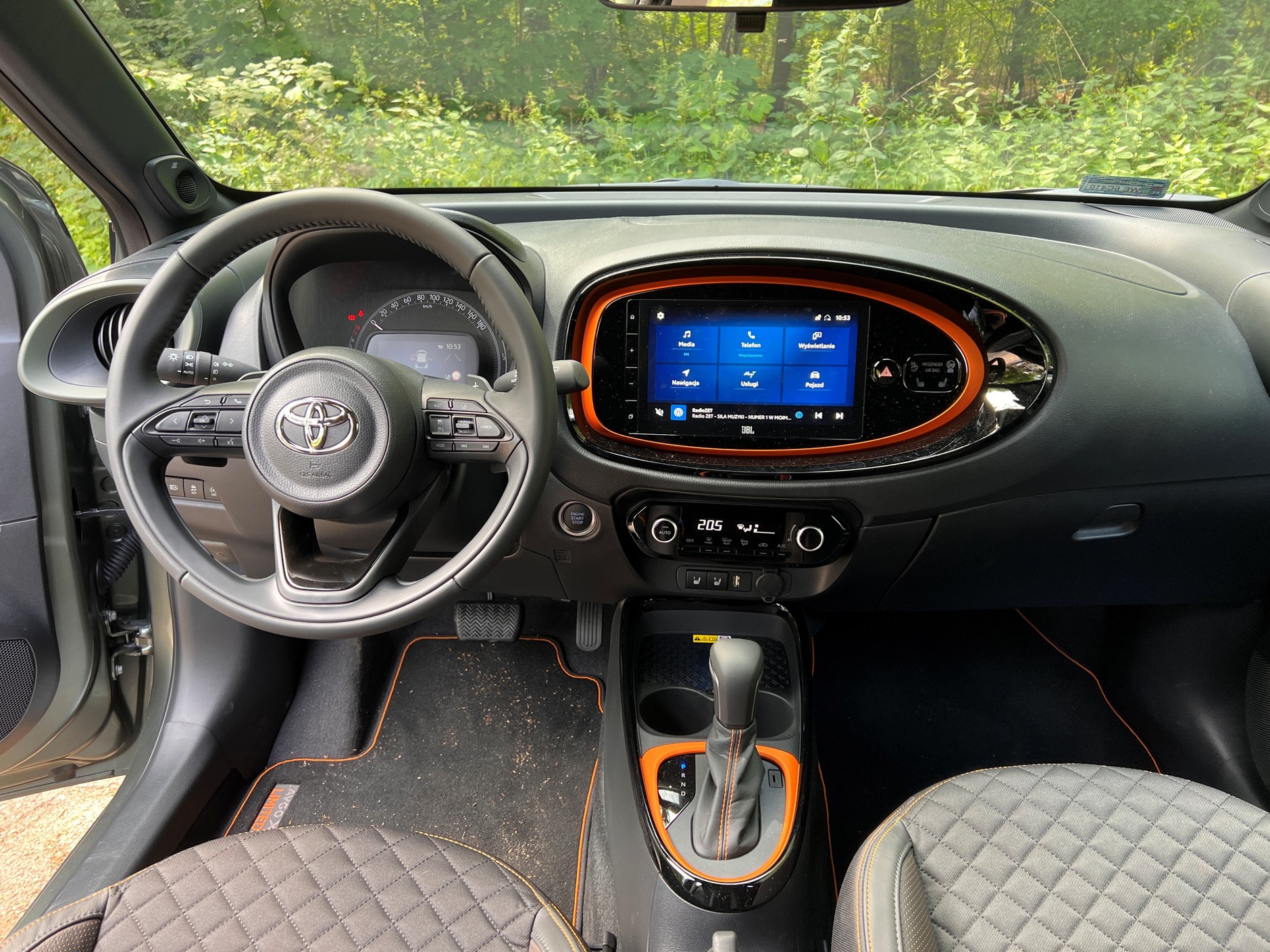 9-calowy ekran w środkowej konsoli to standard w wersji Aygo X Limited.