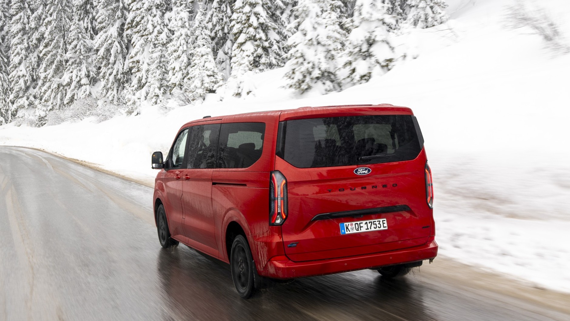 Teraz Ford E-Transit spędza na trasach mniej czasu przy ładowarkach