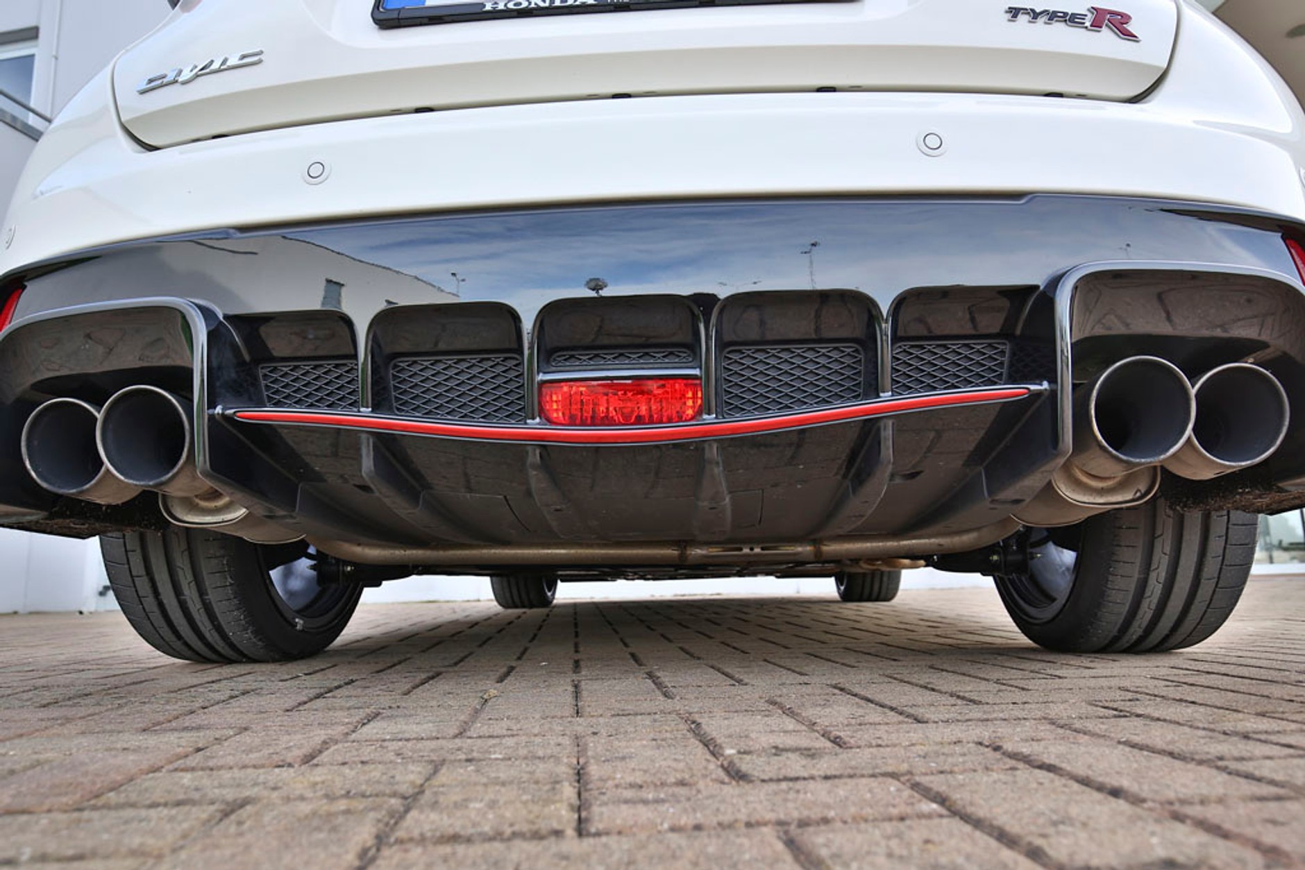 Honda Civic Type R kontra Ford Focus RS - który hot-hatch jest lepszy na torze?