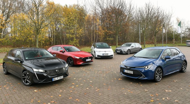 Który napęd będzie najtańszy w eksploatacji? Mazda 3 kontra Mercedes klasy A, Peugeot 308, Toyota Corolla i Volkswagen ID.3