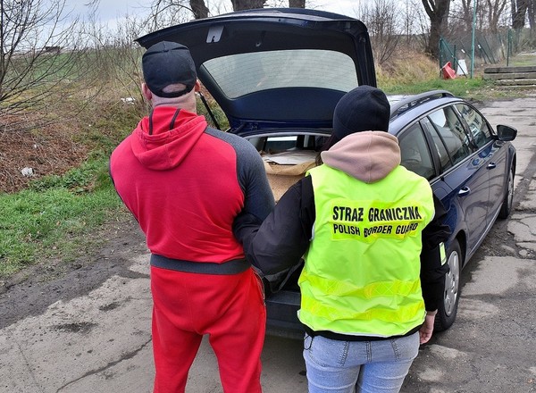 To była rutynowa kontrola, dopóki strażnicy nie zajrzeli do bagażnika skody