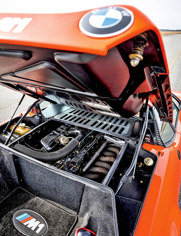 Wysokoobrotowy motor M88 z wtryskiem Kugelfischera, oddzielną przepustnicą dla każdego cylindra i suchą miską olejową.
