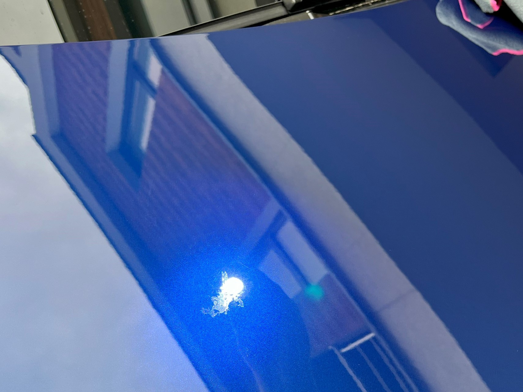 Jedna z plam na lakierze Tesli pana Piotra