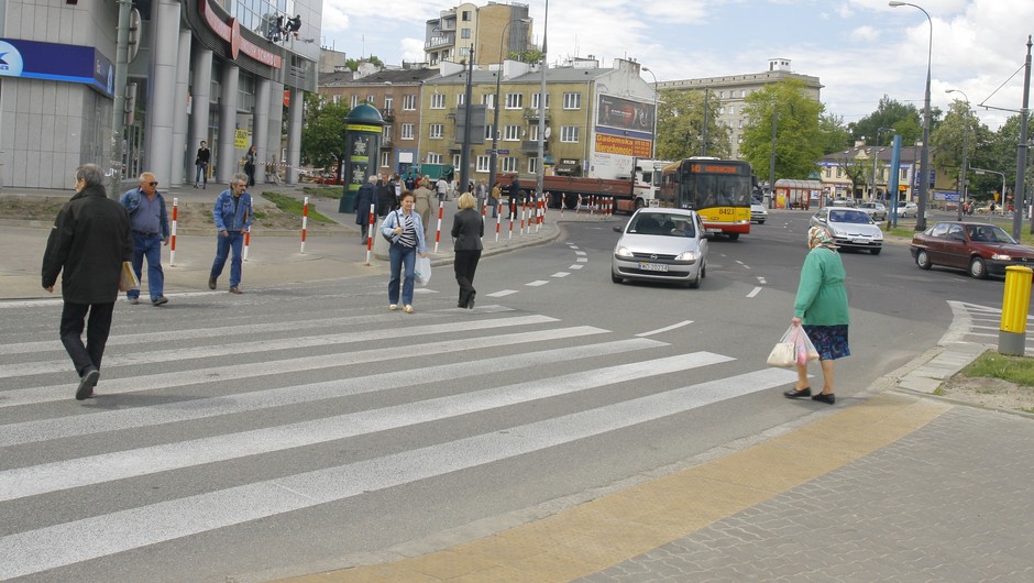 Przejście dla pieszych na ruchliwym skrzyżowaniu