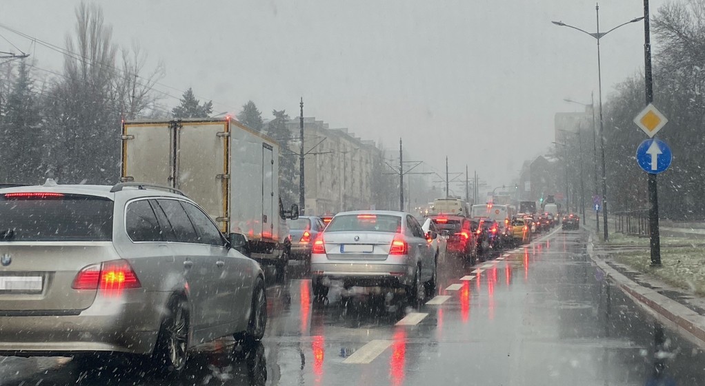 Zima, korek, opady śniegu, utrudnienia na drodze (fot. Krzysztof Kaźmierczak)