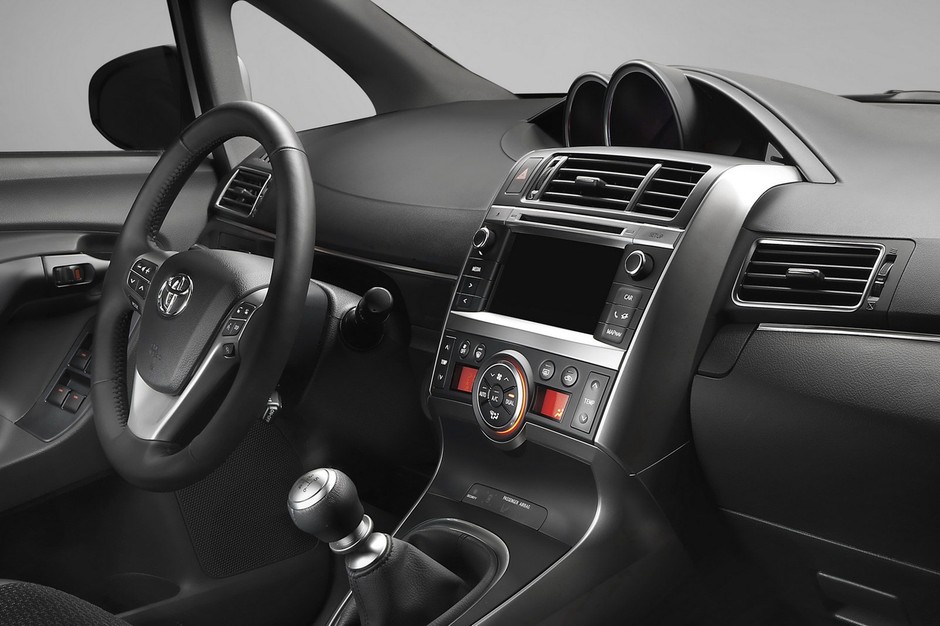 Odmłodzona Toyota Verso w Paryżu