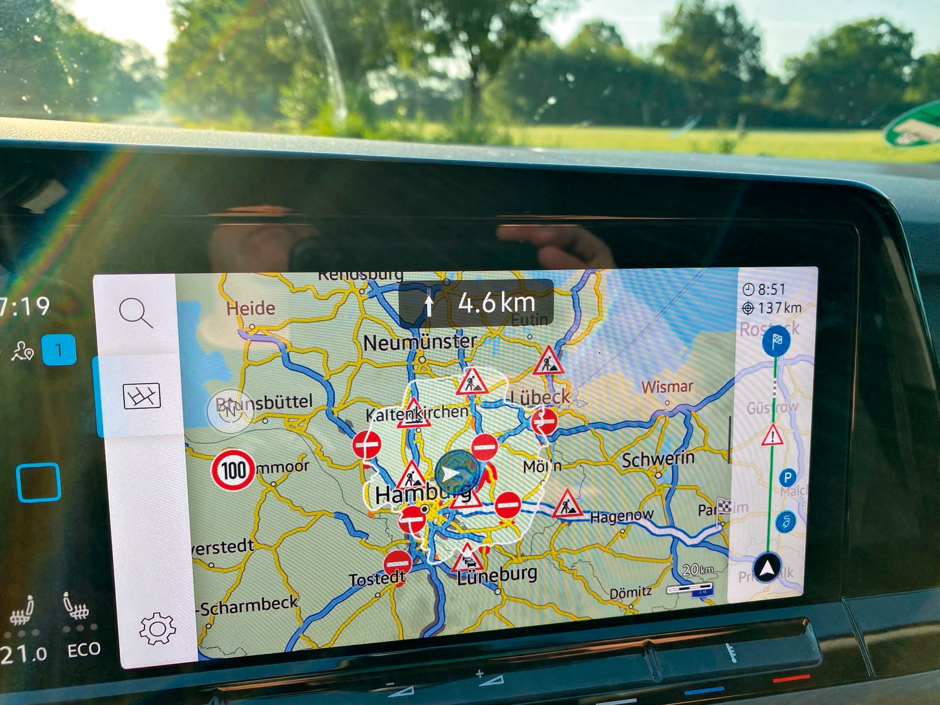 Volkswagen Golf - nierównomierna jasna powierzchnia na mapie pokazuje zasięg na prądzie.