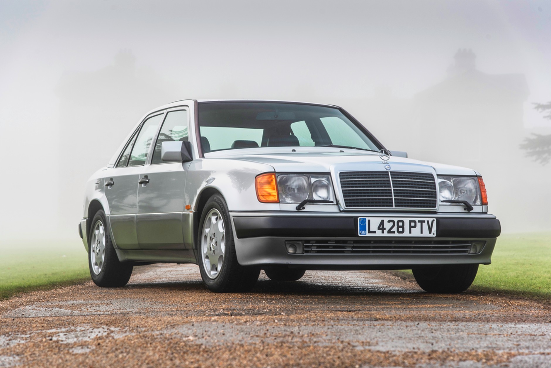 Rowan Atkindon sprzedaje Mercedesa 500E i Lancie Thema 8.32