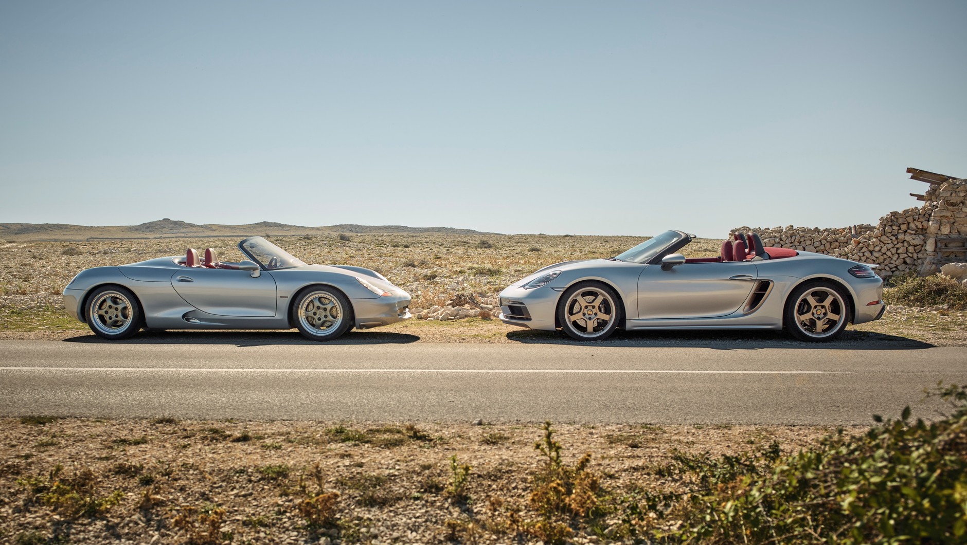 Prototyp Porsche Boxstera I z 1993 r. (po lewej) i pokazana w 2016 r. aktualna generacja Porsche 718 Boxster.