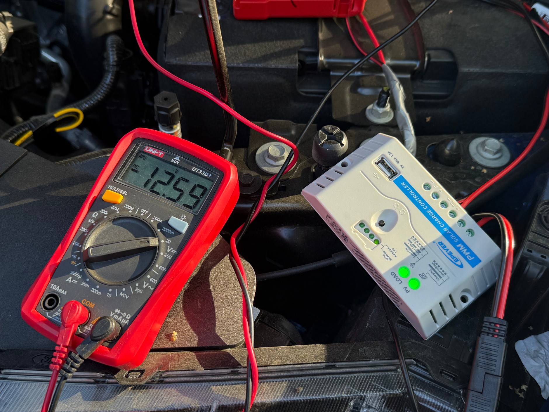 Panel solarny Osram batterycharge solar 100W podłączyłem bezpośrednio do akumulatora samochodu; do akumulatora podłączylem też lodówkę turystyczną. Korzystając z panela, kontrolowałem regularnie napięcie, by uniknąć rozładowania się akumulatora.