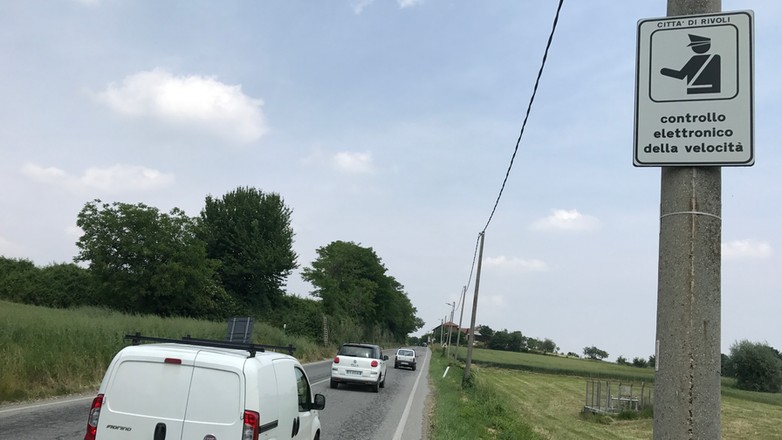 Znak ostrzegający o kontroli prędkości we Włoszech