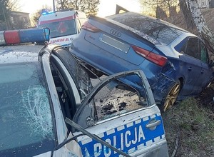 Policjanci spojrzeli na Audi i włączyli "koguty". W trakcie pościgu kierowca próbował ich zaskoczyć