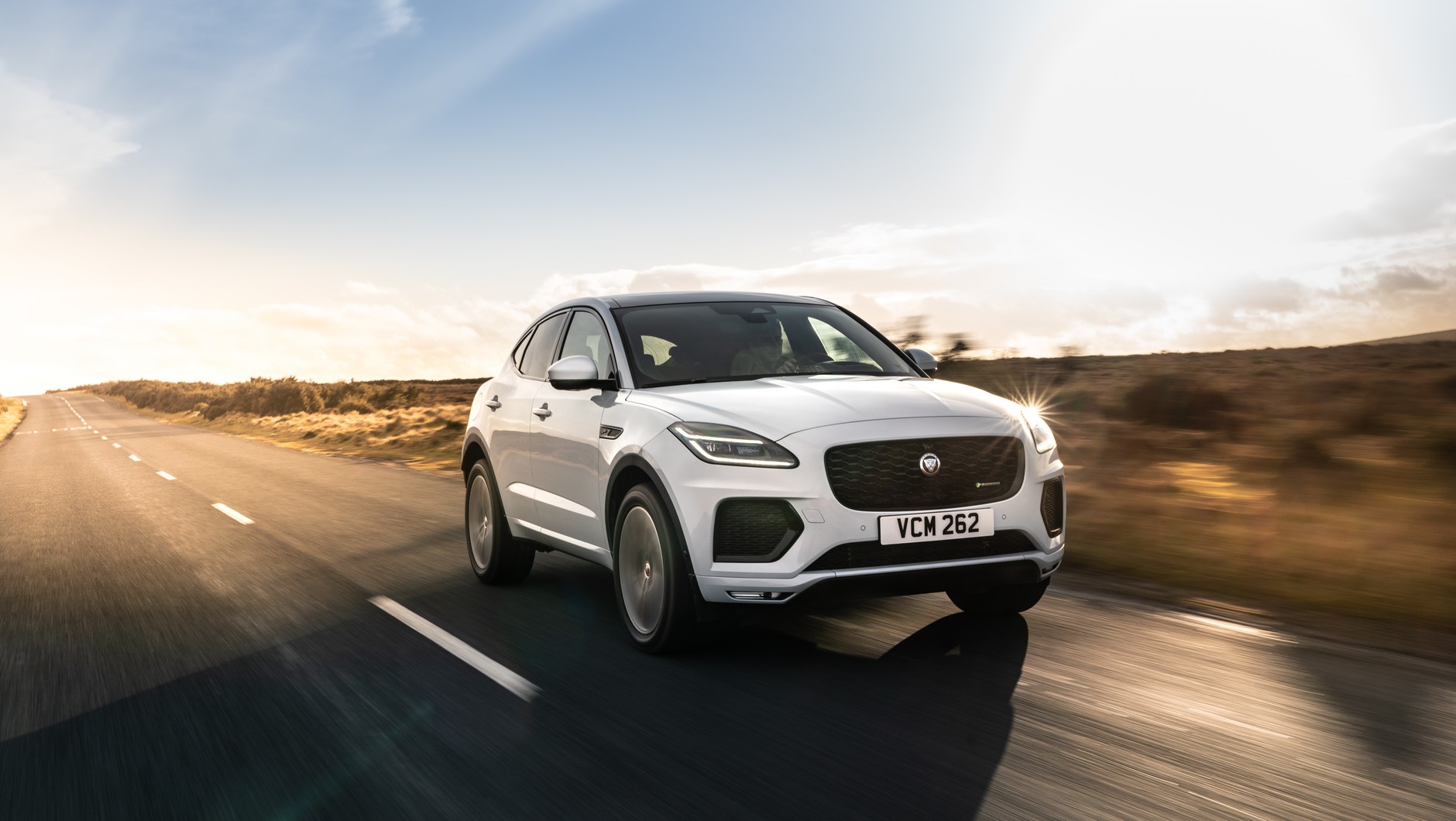 Jaguar E-Pace PHEV. Przyspieszenie 0-100 km/h: 6,5 s, moc: 309 KM.