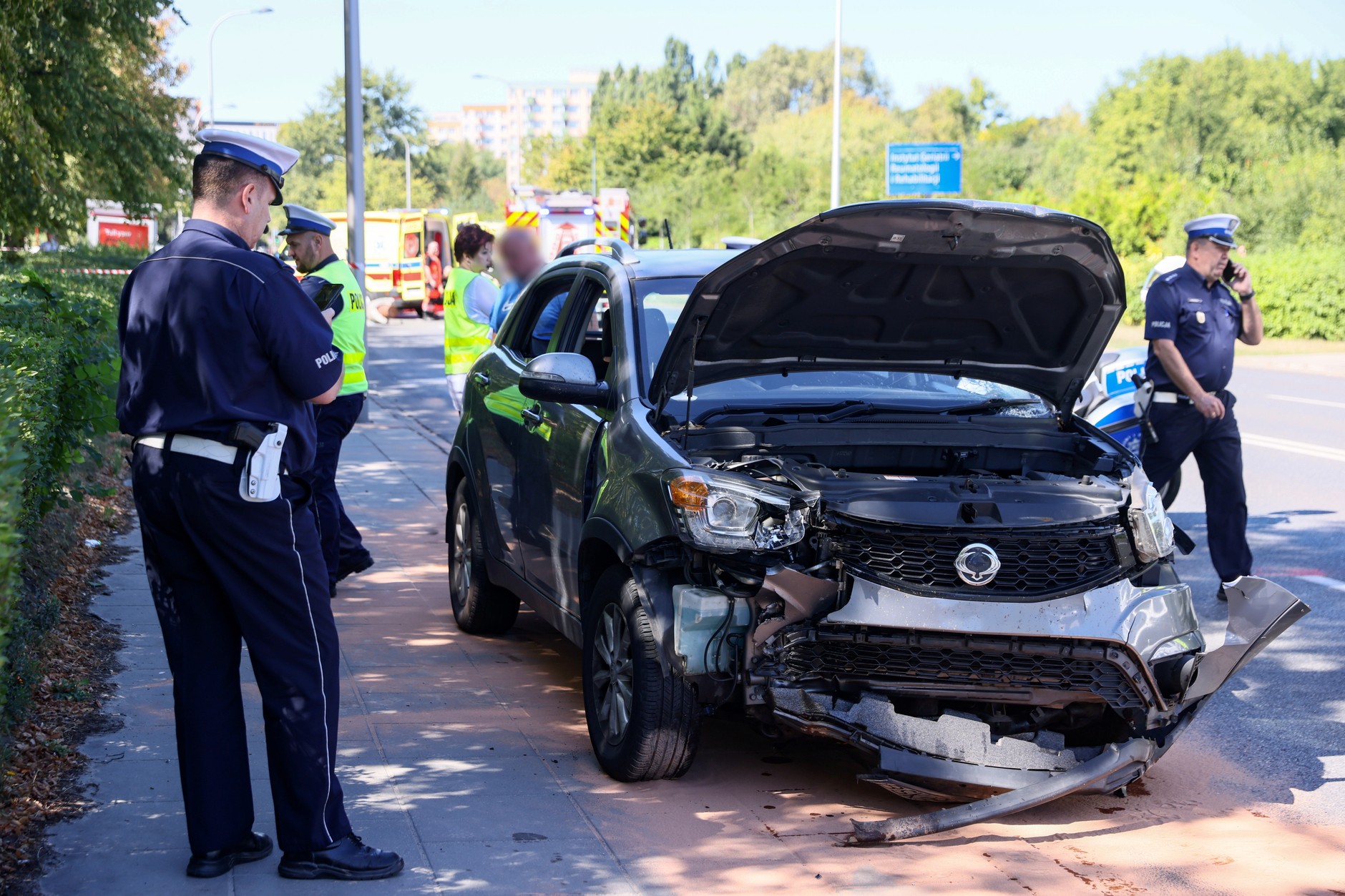 Samochód wjechał w przystanek na warszawskim Mokotowie. Dwie osoby nie żyją