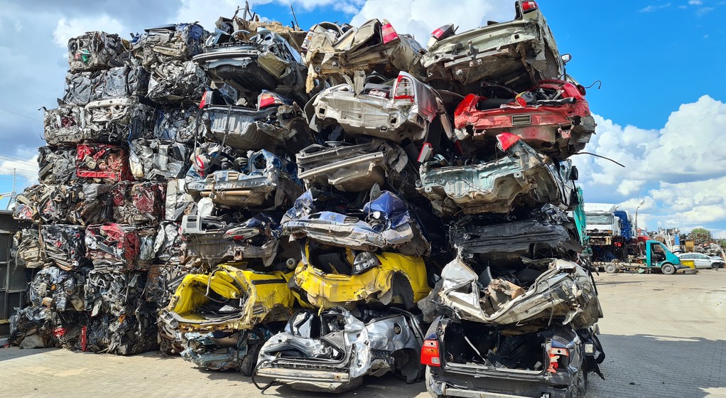 Auto złom w Siedlcach. Sprawdzamy jak samochody kończą swój motoryzacyjny żywot
