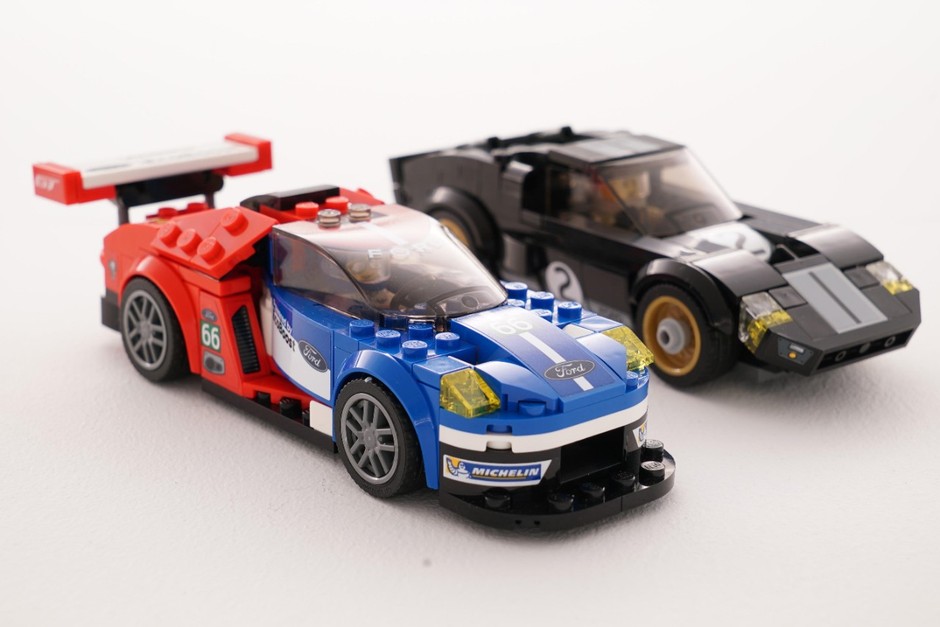Wyścigowe Fordy z klocków LEGO