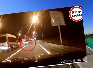 "Policyjny szeryf" na zjeździe z autostrady. Absurdalne nagranie błyskawicznie obiegło sieć