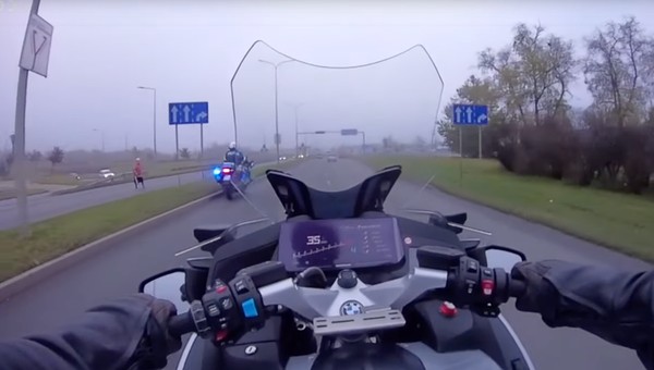 Starsza kobieta przechodziła przez jezdnię w niedozwolonym miejscu. Nietypowa reakcja policji [WIDEO]